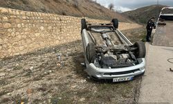 Sivas'ta otomobil devrildi, sürücü yaralandı