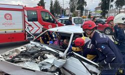 Antalya'da iki otomobil feci şekilde çarpıştı