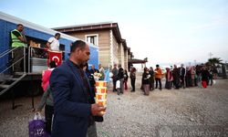 Hatay'da depremzedeler ilk iftarlarını yaptı