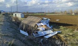 Konya'daki rüzgar, tır üzerindeki konteynerleri bile devirdi