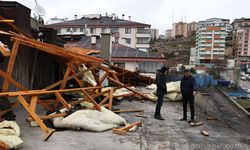 Ankara'da rüzgar binaların çatılarını uçurdu