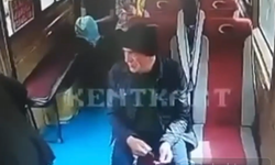 Adana'da minibüste cüzdan çalan hırsız görüntülendi