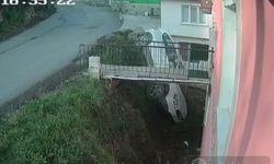 Beykoz'da yol ile bina arasındaki boşluğa bir araba düştü
