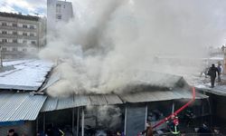 Van'daki halk pazarında yangın çıktı