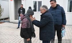 Kayseri'de örülen atkılar depremzedelere dağıtıldı