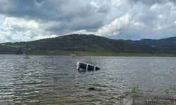 İzmir'de fotoğraf çekerken aracı göle düştü