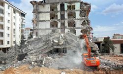 Gaziantep'te riskli binaların yıkımı devam ediyor