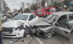 Kartal'da bir araç karşı şeritteki başka bir araca çarptı