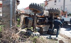 Kocaeli'de bir evin bahçesine iş makinesi devrildi