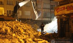 Kilis'te hasarlı bir bina çöktü