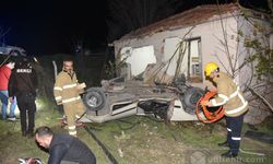 Kırıkkale'de otomobil eve çarptı, sürücü öldü