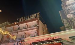 İzmir'de bir apartmanın çatı katı yandı