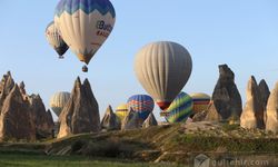 Kapadokya’da gökyüzü Türk Bayraklı balonlar ile kaplandı