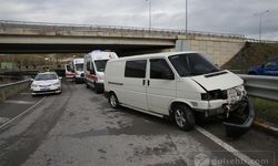Sivas'ta panelvan araç bariyere çarptı