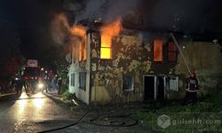 Sakarya'da 2 katlı ahşap ev yandı