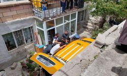 Nevşehir - Taksi çarpışmanın etkisiyle savrularak yol kenarındaki evin bahçesine düştü.