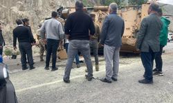 Hakkari’de araç devrildi: 3 asker yaralandı