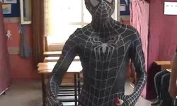 Adana'da bir vatandaş örümcek adam kostümü ile oy verdi
