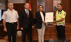 İnci Sezer Becel kahraman polise başarı belgesi verdi