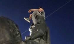 Atatürk heykelinin üstüne çıkmıştı: O çocuk gözaltına alındı