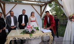 Mehmet Aktürk, çok sayıda çiftin nikahını kıydı