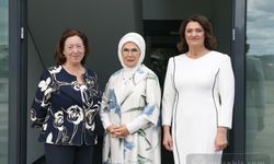 Emine Erdoğan, lider eşleriyle birlikte Litvanya Ulusal Sanat Müzesi’ni ziyaret etti.