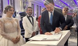 Mehmet Aktürk düğüne katıldı ve genç çiftlere mutluluklar diledi