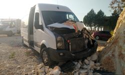 Gaziantep'te Tıra Çarpmamak İçin Yolcu Servisi Kayalık Alana Çarptı: 1 Yaralı