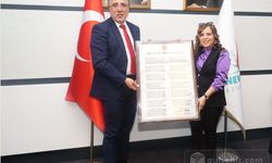 Ayşe Paslanmaz’ın “Gel De Bir Gör Nevşehir’i Şiirini Nevşehir Belediye Başkanı Tablolaştırdı.