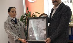 Ressam Kartal'dan Başkan Doğu'ya Sanat Dolu Hediye