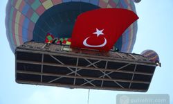 Kapadokya'da 23 Nisan Coşkusu: Türk Bayraklı Sıcak Hava Balonları Gökyüzünde