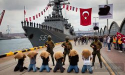 TGB, İzmir’deki USS Wasp Gemisi Askerine Çuval Geçirdi