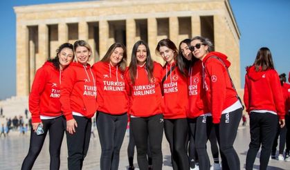 A Milli Kadın Hentbol Takımı, Anıtkabir'i ziyaret etti.