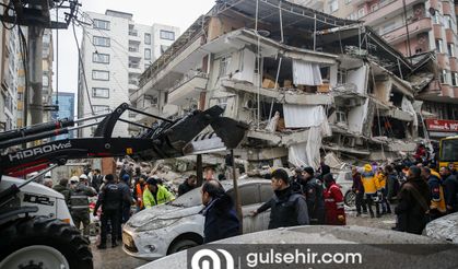 Diyarbakır'da yıkılan binalarda çalışmalar sürüyor