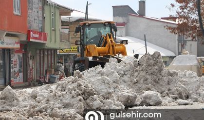 Bingöl Karlıova'da kar yığınları kamyonlarla taşınıyor