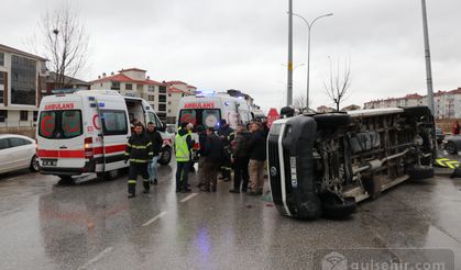 Kütahya'da minibüs ile işçi servisi çarpıştı