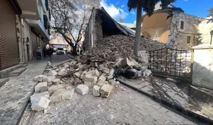 Kilis'te hasarlı tarihi cami bir anda yıkıldı