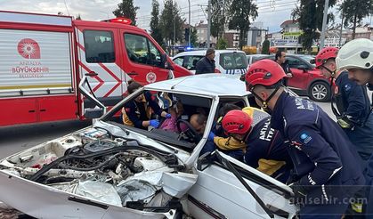 Antalya'da iki otomobil feci şekilde çarpıştı