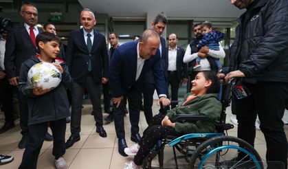 Bakan Çavuşoğlu, Antalya’da depremzedeleri ziyaret etti