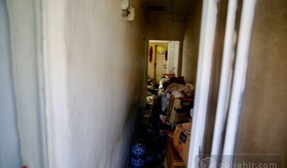 Eskişehir'de yaşlı kadın çöplerle dolu evden çıktı