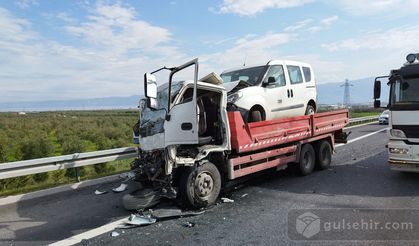 Bursa'da çekici ve kamyonetin karıştığı ilginç kaza
