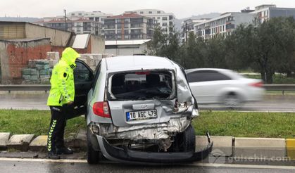 Balıkesir'de çöp kamyonu araçlara çarptı, 4 yaralı