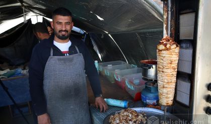 Hatay'da depremzede dönerci işine devam ediyor