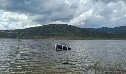 İzmir'de fotoğraf çekerken aracı göle düştü