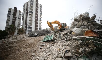 Mersin'de hasarlı bina kontrollü yıkıldı