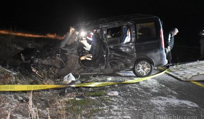 Kars'ta araçlar çarpıştı, ölü ve yaralılar mevcut