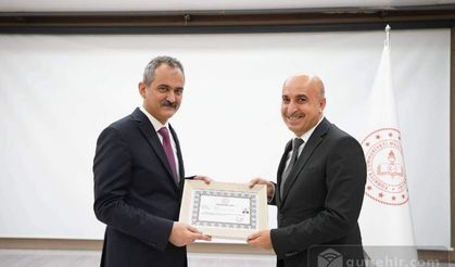 Memet Polat katıldığı iftar programında başarı belgesini Bakanın elinden aldı.
