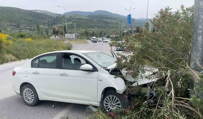 Aydın'da lastiği patlayan araç aydınlatma direğine çarptı