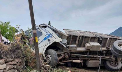 Balıkesir’de kereste yüklü kamyon yol kenarına devrildi