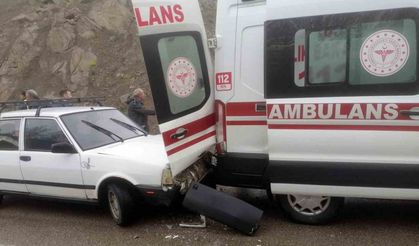 Gümüşhane'de ambulansa otomobil çarptı